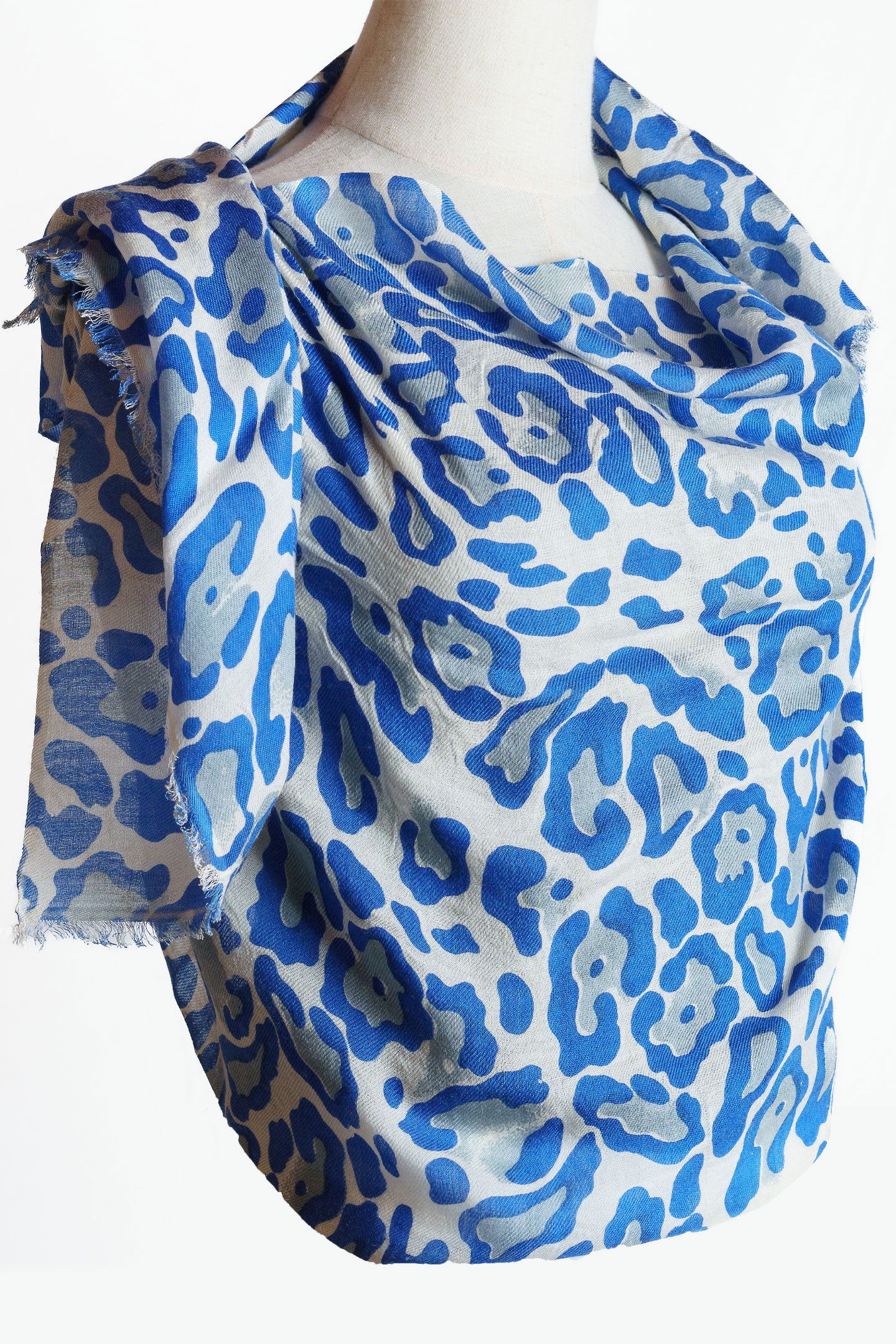 Écharpe étole en soie et cachemire bleu guépard